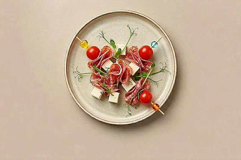 Канапе из сальчичона, фетаксы и черри